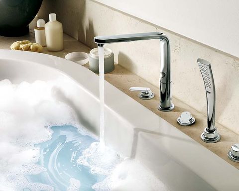 Fluid, Plumbing fixture, Property, Tap, Liquid, Bathtub accessory, Wall, Bathtub, Bathroom accessory, Sink, 