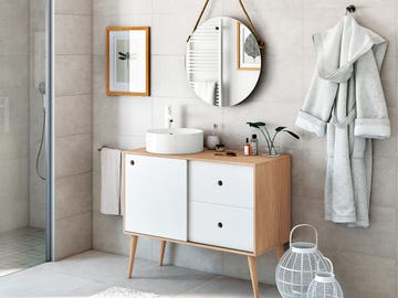 baño moderno con muebles de madera y lavabo redondo