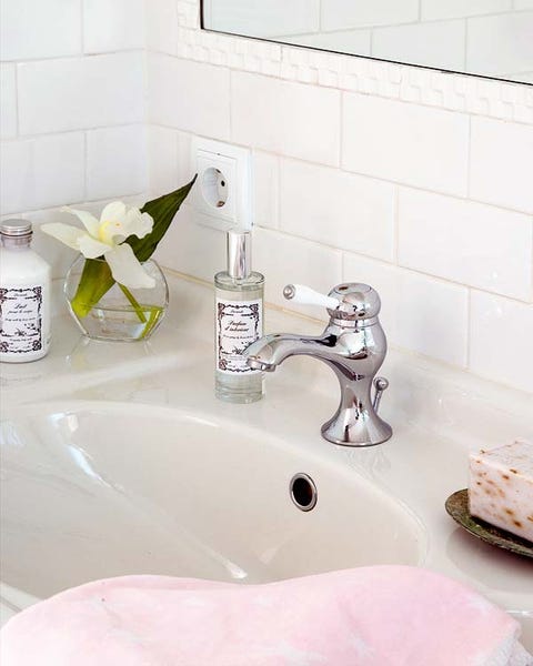 Fluid, Plumbing fixture, Liquid, Bathroom sink, Property, Tap, Room, Wall, Glass, Sink, 