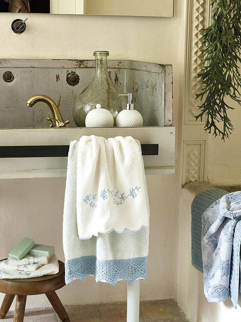 Room, Textile, Linens, Interior design, Wall, Home accessories, Clothes hanger, Grey, Beige, Light fixture, 