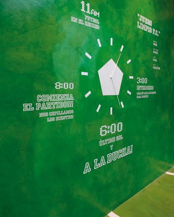 baño verde para los niños como un campo de fútbol
