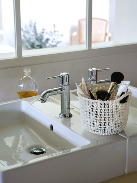 Fluid, Plumbing fixture, Window, Liquid, Glass, Property, Tap, Room, Bathroom sink, Sink, 