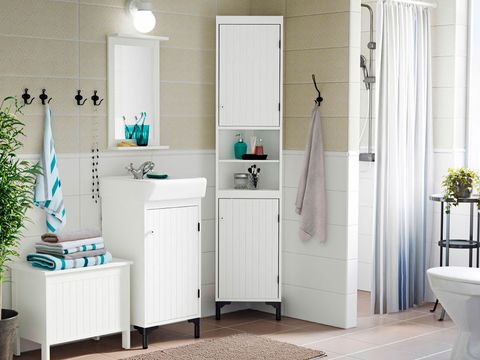 cuarto de baño blanco moderno