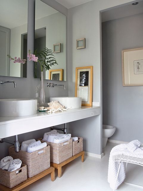 Un baño con ducha de obra en gris y blanco