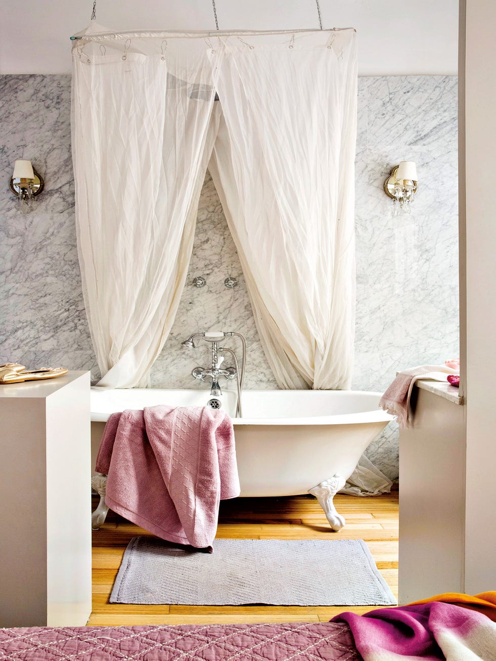 baño con bañera vintage blanca con patas