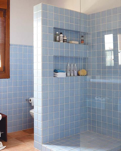 ducha con baldosas azules