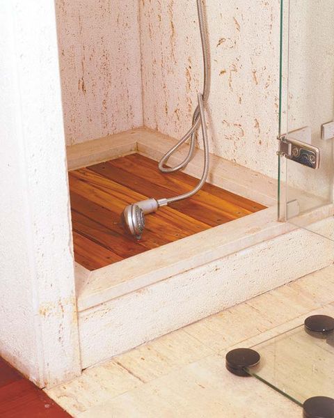 ducha con suelo de madera