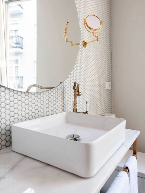 baño blanco con teselas y detalles en dorado