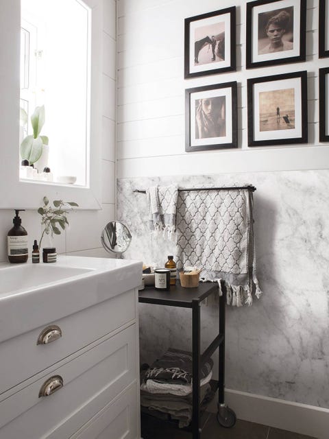 baño blanco con zócalo de vinilo imitación mármol