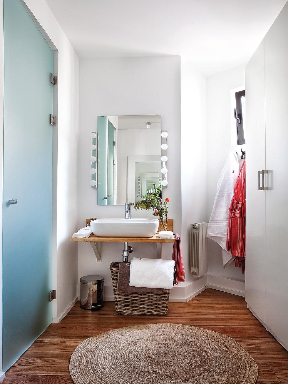 Room, Floor, Interior design, Plumbing fixture, Bathroom sink, Flooring, Property, Architecture, Wall, Tap, 