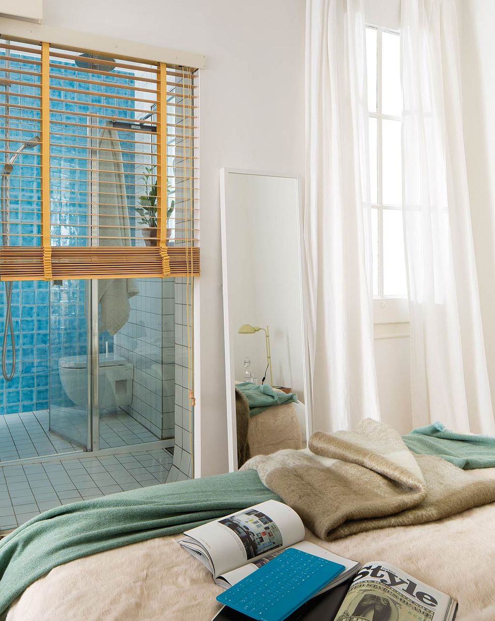dormitorio con baño azul integrado
