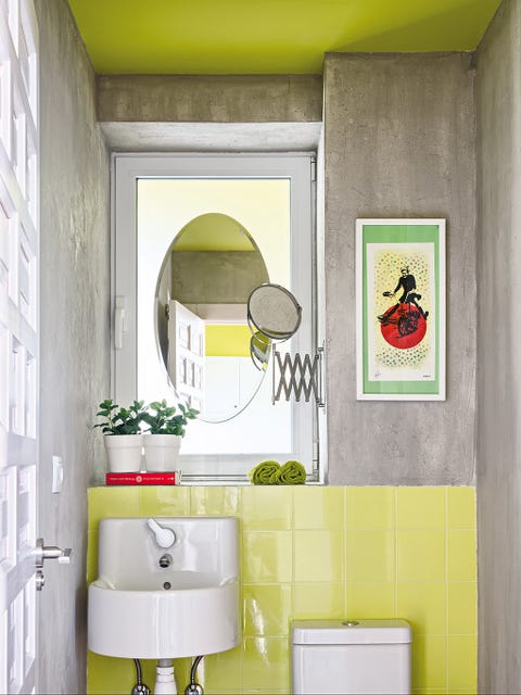 baño pequeño en amarillo y gris