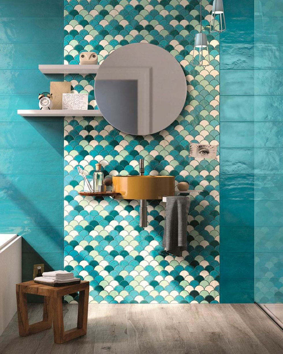 baño azul con azulejos de escamas
