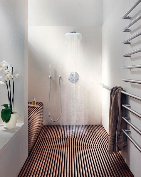 baño moderno con ducha amplia y suelo de madera