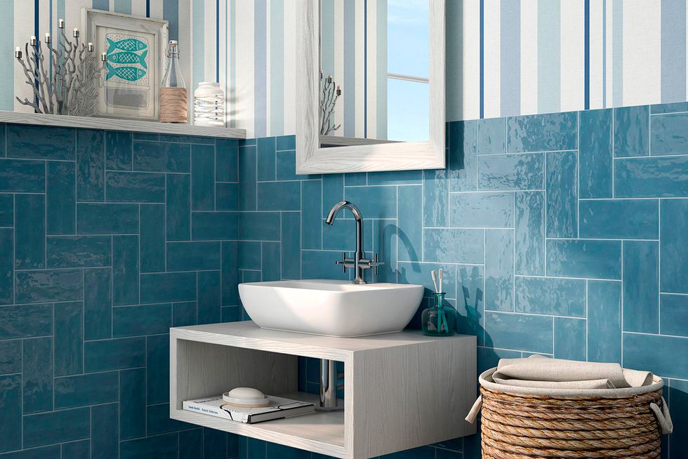 baño con azulejos en azul