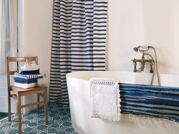 baño moderno en blanco y azul con bañera exenta