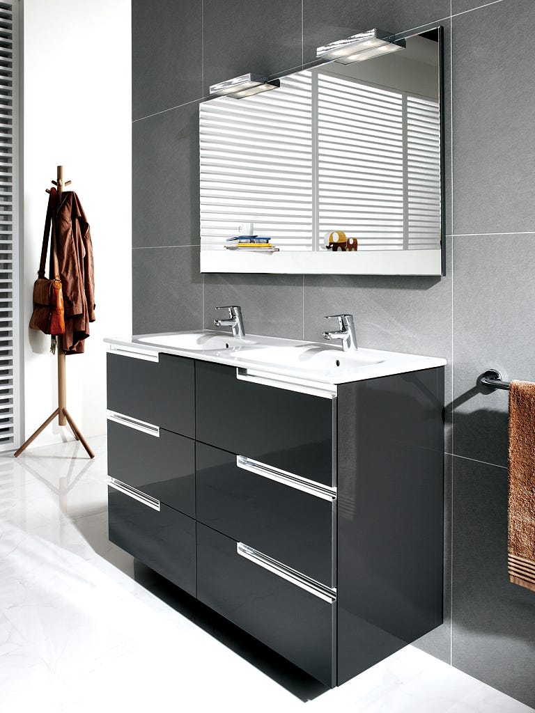 Room, Interior design, Floor, Drawer, Wall, Cabinetry, Window covering, Clothes hanger, Flooring, Glass, 