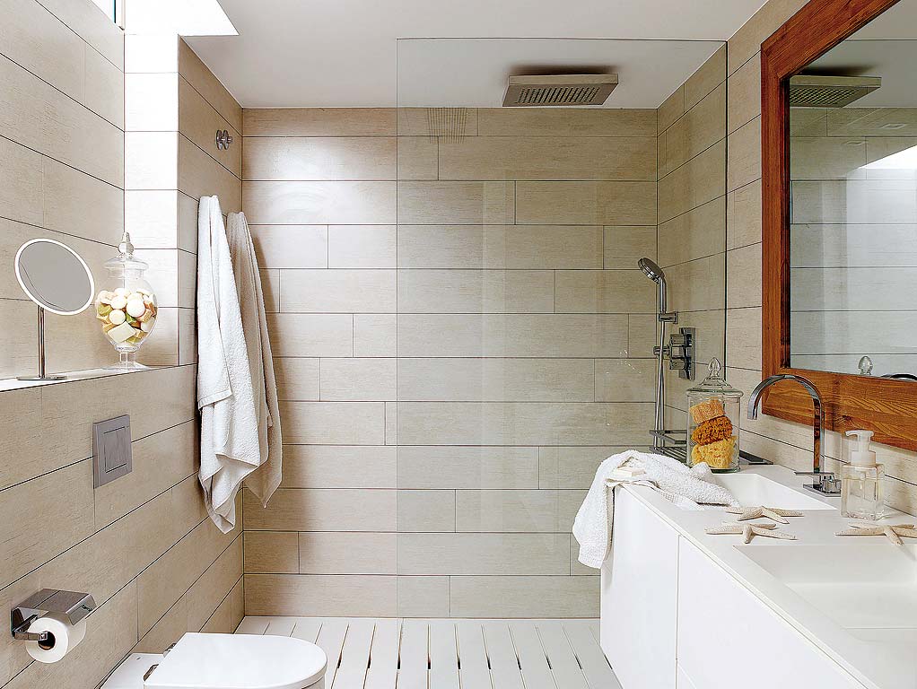 ducha a ras del suelo con rociador de techo