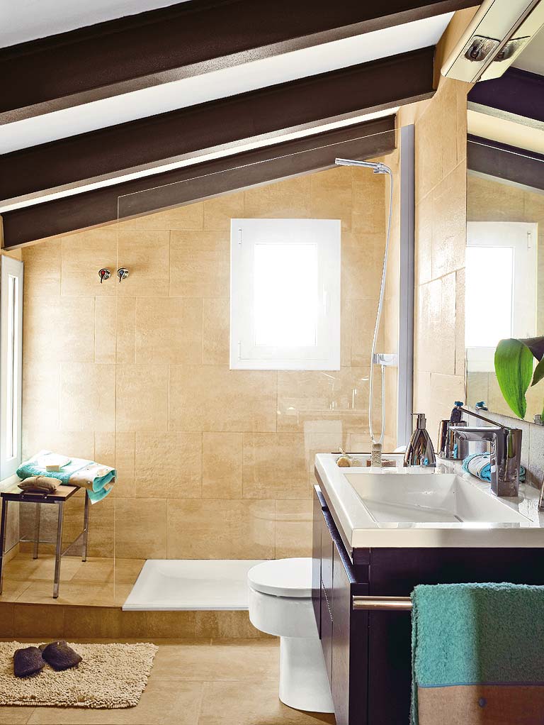baño abuhardillado con ducha y mampara de cristal