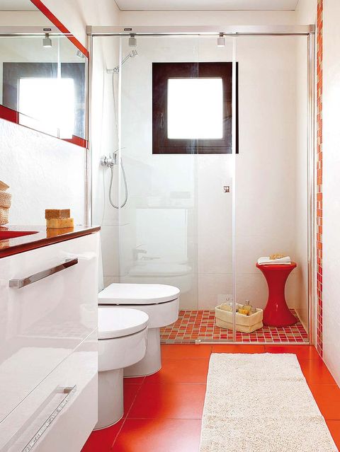 baño en blanco y rojo con ducha de obra
