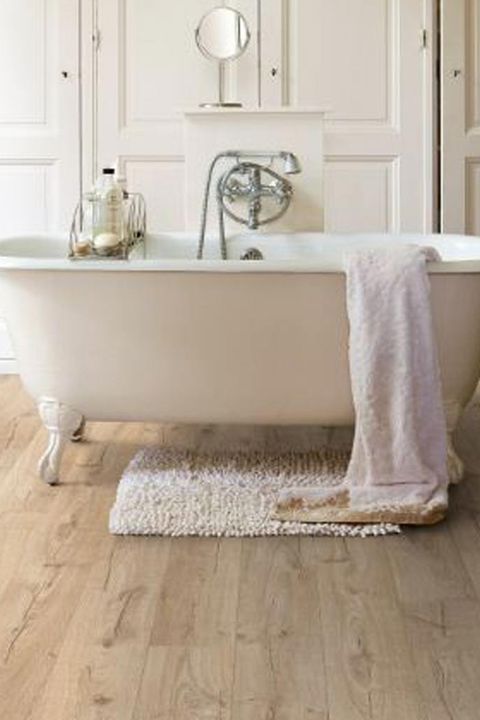 baño con bañera exenta vintage y suelo de madera