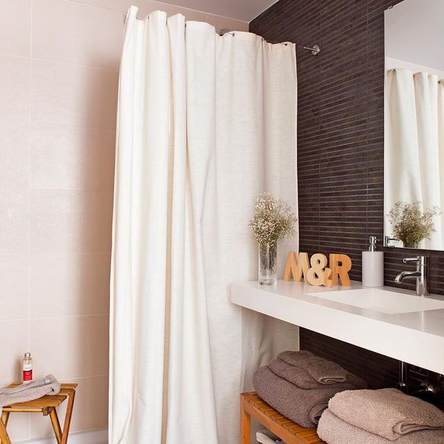 baño moderno con cortina de ducha blanca