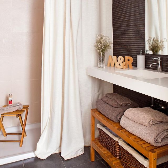 baño moderno con cortina de ducha blanca