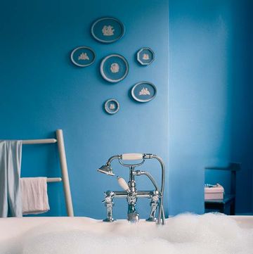 cuarto de baño en azul intenso