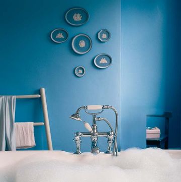 cuarto de baño en azul intenso