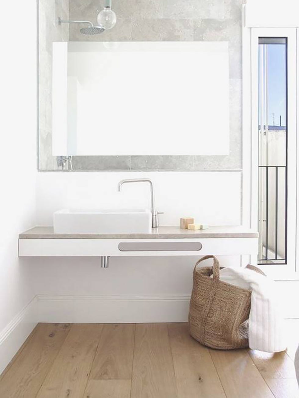 Bathroom, Room, Tile, Floor, Plumbing fixture, Property, Tap, Wall, Bathtub, Interior design, 