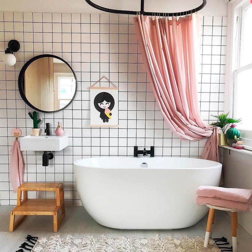 baño moderno con cortina rosa