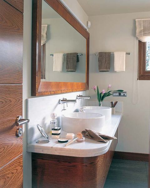baño con mueble de lavabo en mármol y madera
