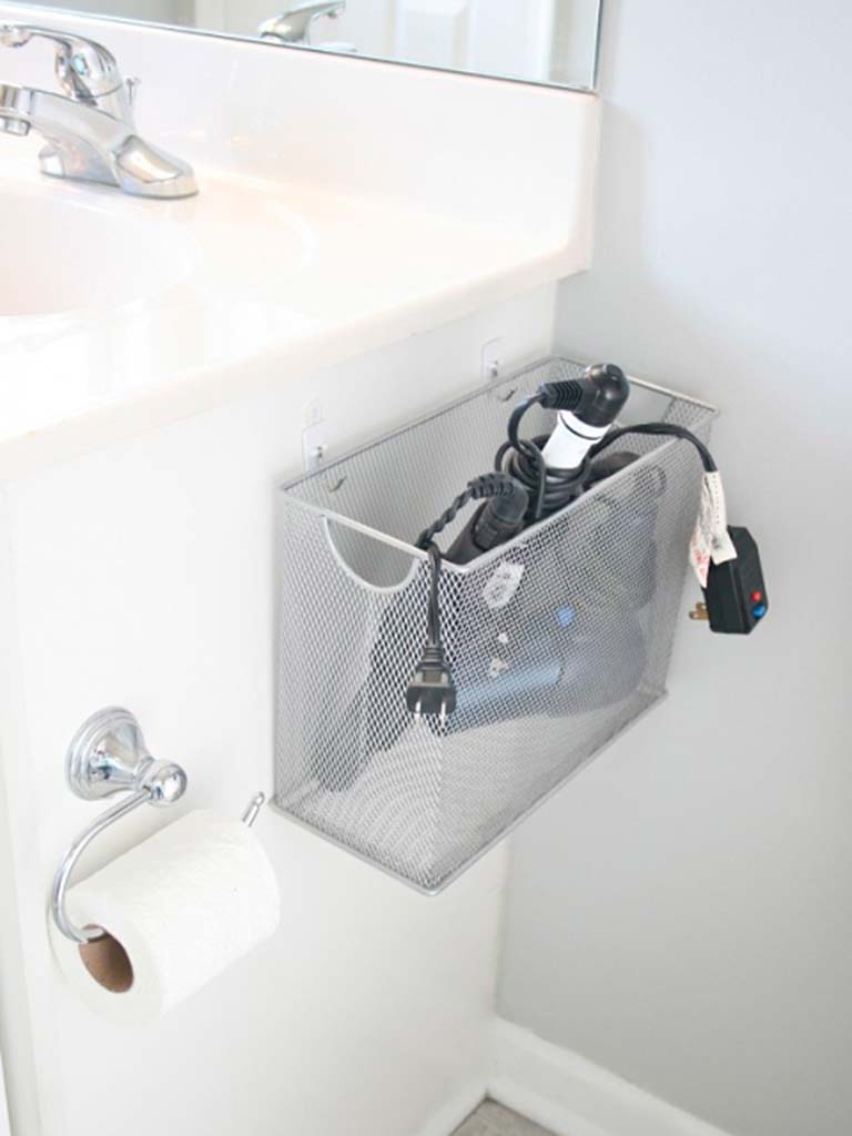Plumbing fixture, Property, White, Bathroom sink, Wall, Tap, Bathroom accessory, Sink, Plumbing, Tile, 
