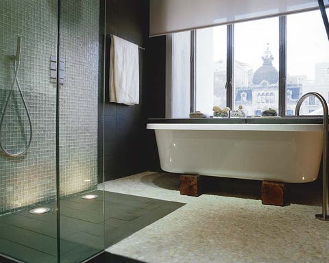 Un cuarto de baño actual en tonos grises Un cuarto de baño actual en tonos grises