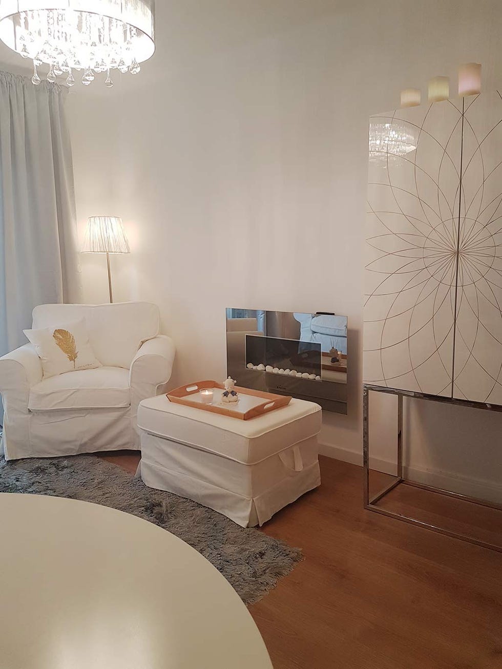 Room, Interior design, Floor, Furniture, Living room, Property, Wall, Lighting, Table, Ceiling, 