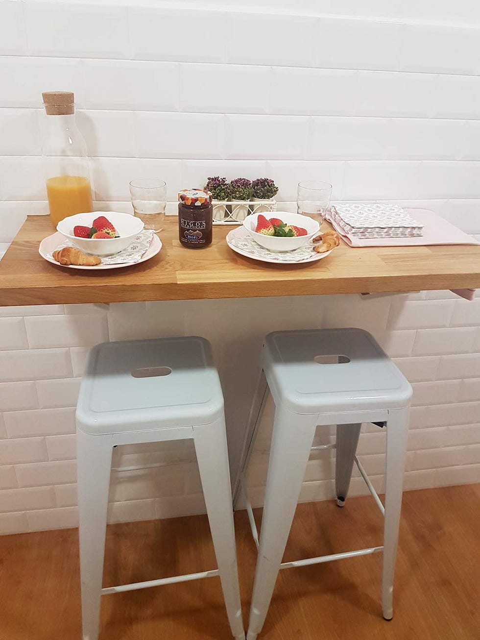Furniture, Table, Room, Tablecloth, Coffee table, Desk, Interior design, Kitchen, Dining room, Chair, 
