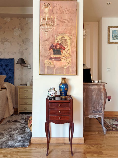 Wood, Room, Interior design, Floor, Flooring, Drawer, Hardwood, Chest of drawers, Furniture, Wall, 
