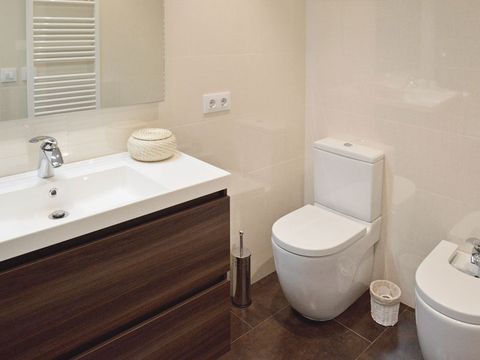 Plumbing fixture, Bathroom sink, Room, Architecture, Property, Wall, Floor, Toilet seat, Tap, Toilet, 