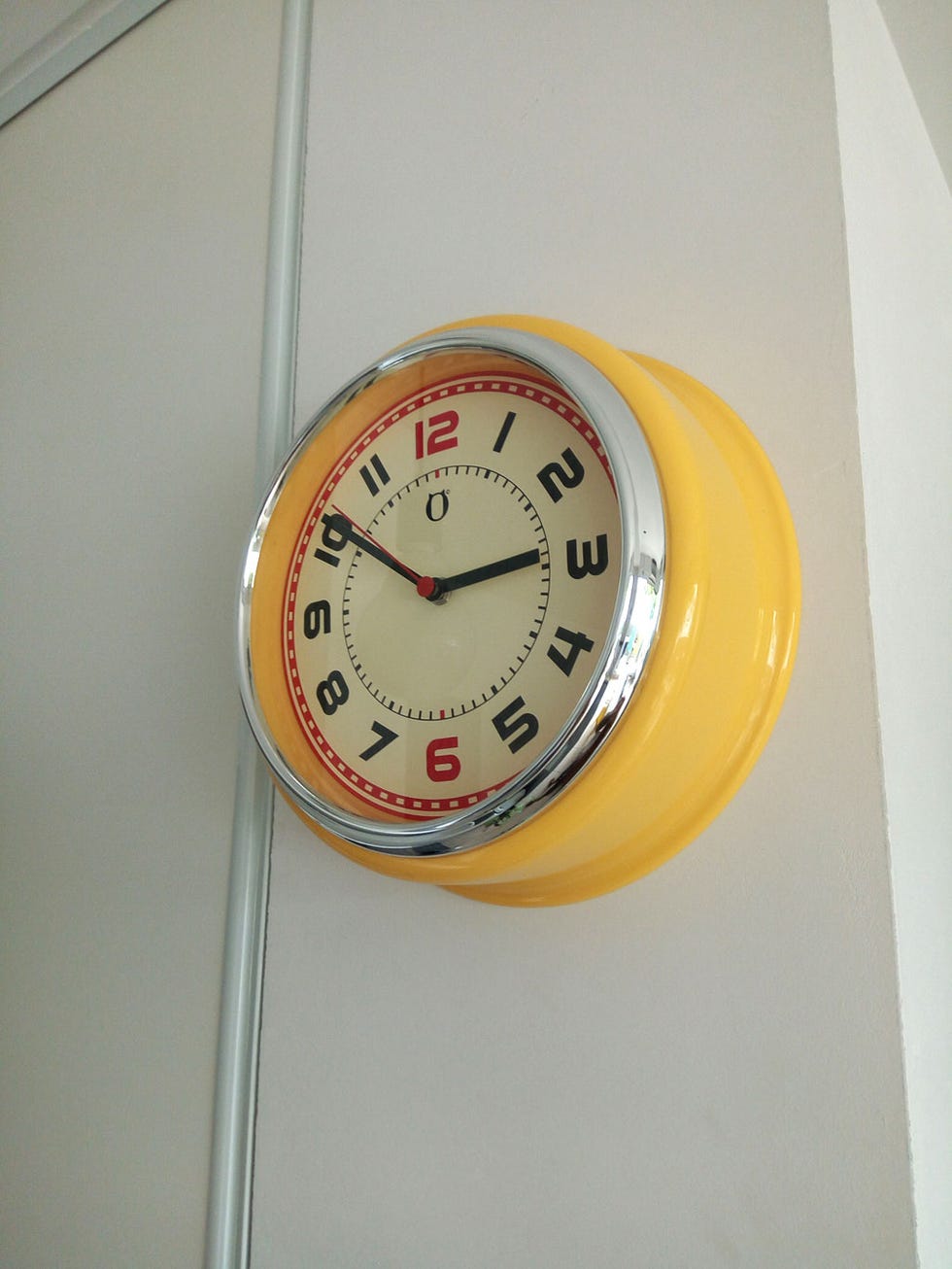 Gauge, Measuring instrument, Number, Gas, Circle, Material property, Peach, Cylinder, Transparent material, Symbol, 