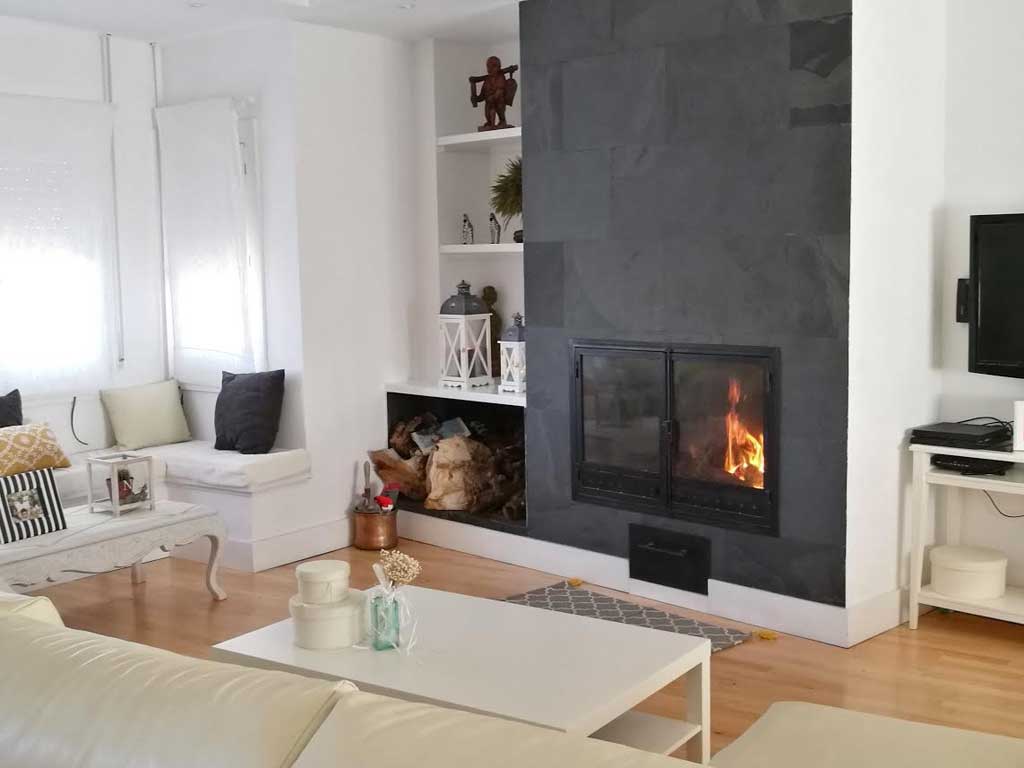 salón con chimenea