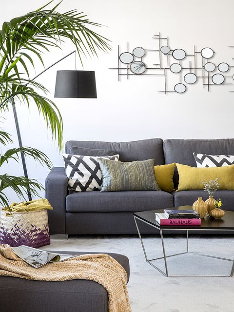 piso moderno y alegre, salón con sofá gris
