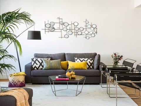 piso moderno y alegre, salón con sofá gris