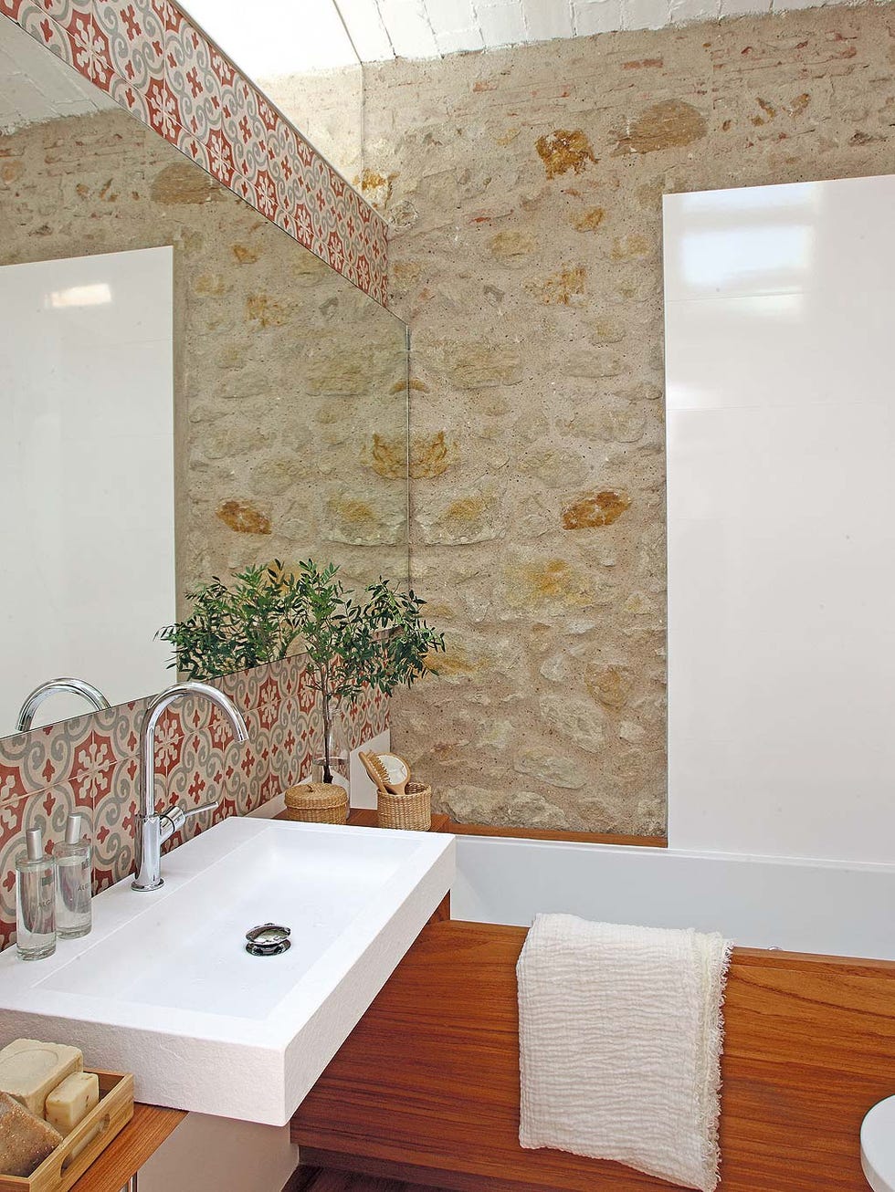 Interior design, Room, Property, Wall, Ceiling, Plumbing fixture, Interior design, Tap, Bathroom sink, Fixture, 