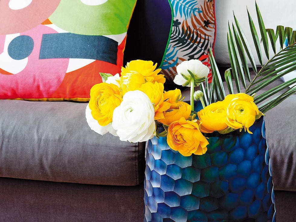 Yellow, Cut flowers, Flower, Turquoise, Plant, Textile, Room, Bouquet, Linens, Furniture, 