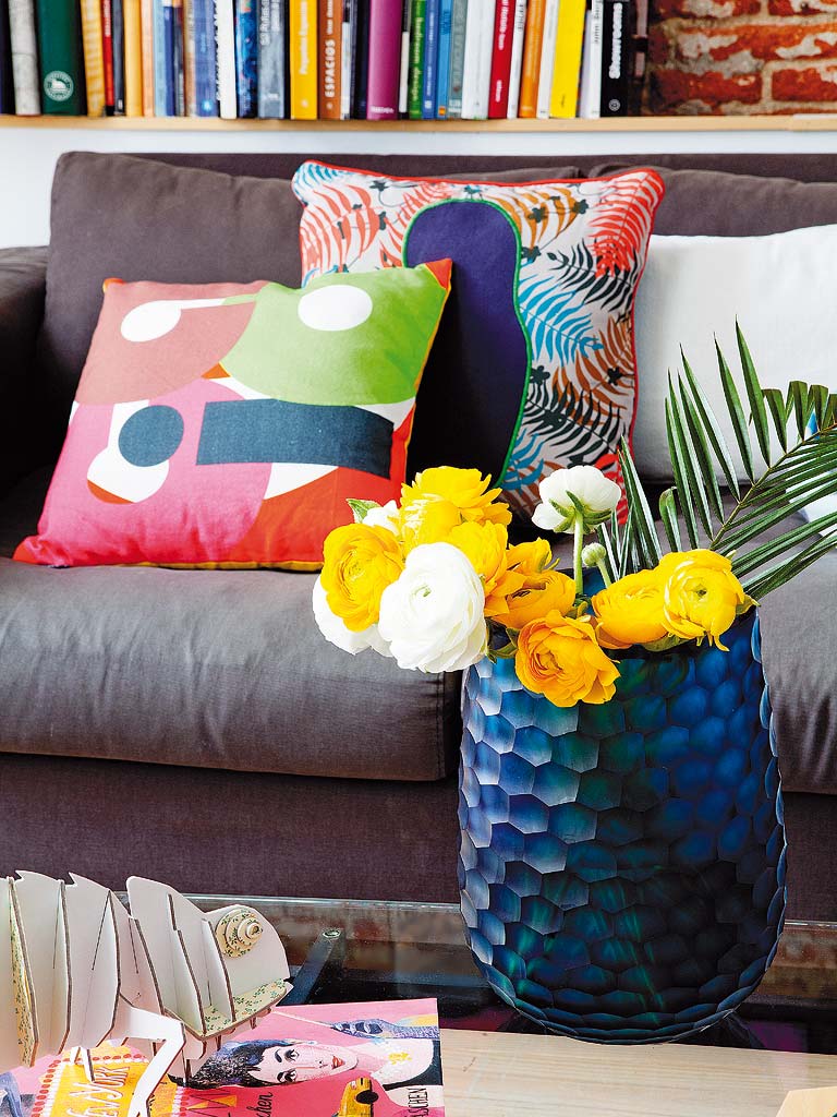 Cushion, Furniture, Pillow, Throw pillow, Couch, Room, Textile, Living room, Table, Interior design, 