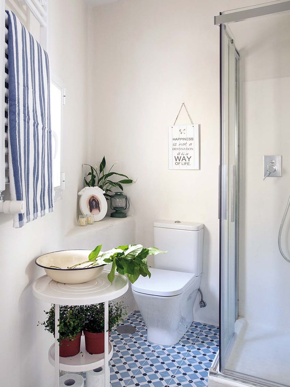 Bathroom, White, Room, Property, Green, Interior design, House, Home, Building, Floor, 