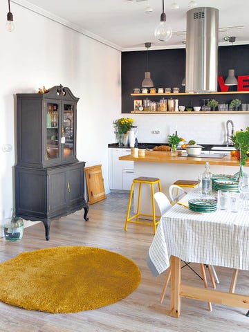 cocina abierta con taburetes de metal