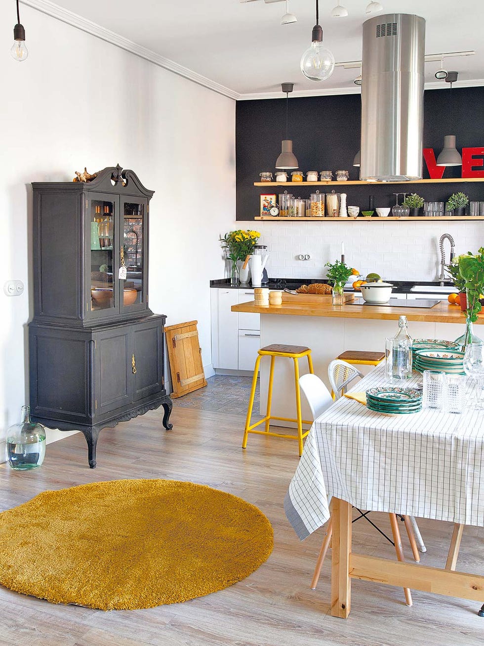 cocina abierta con taburetes de metal