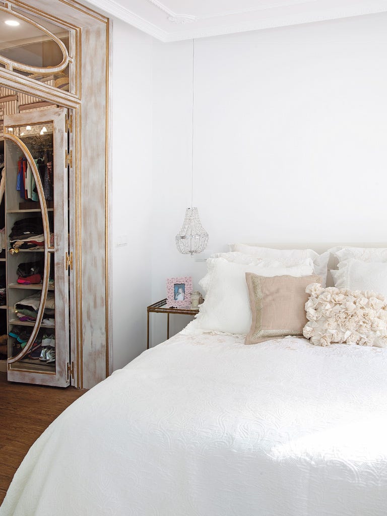 Bedroom, Bed, Furniture, Room, White, Property, Bed frame, Interior design, Bedding, Bed sheet, 