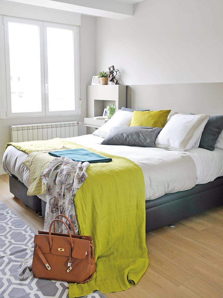apartamento en madrid dormitorio blanco con cama gris